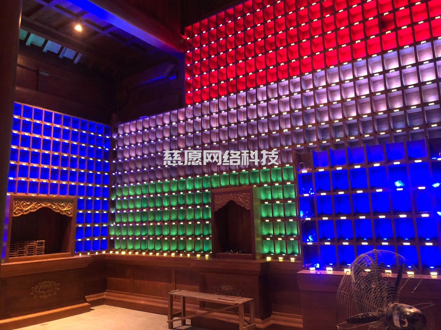 慈愿智能萬(wàn)佛墻和光明燈為什么要設(shè)計(jì)成32種可變顏色燈板，3種顏色的公示姓名牌？