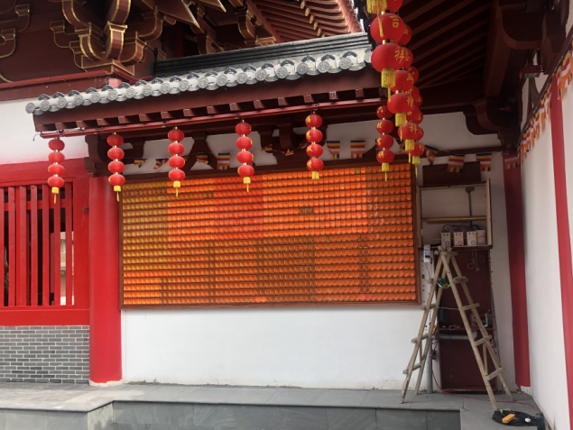 龍之夢臥龍寺萬佛墻前供奉光明心愿燈有感：禮佛在人，供燈在心