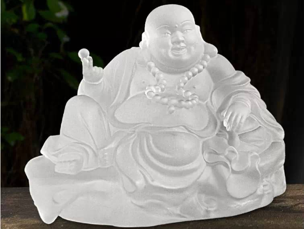 琉璃作為萬佛墻的常用佛（神）像材質(zhì)，不僅有它本身的材質(zhì)優(yōu)勢還有佛家自身的內(nèi)涵